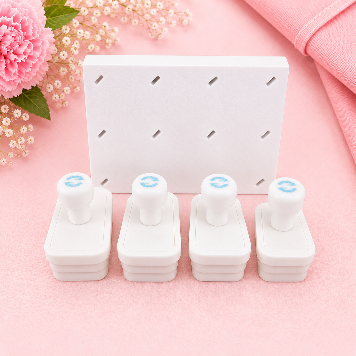 4 cakesicle cutters with stand
